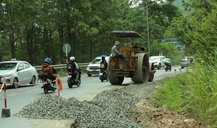 Ti&ecirc;́n đ&ocirc;̣ thi c&ocirc;ng dự án đèo Mimosa đang bị ch&acirc;̣m (Ảnh: Qu&ocirc;́c Hùng).