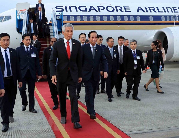 Lễ đ&oacute;n Thủ tướng nước Cộng h&ograve;a Singapore L&yacute; Hiển Long tại S&acirc;n bay Quốc tế Nội B&agrave;i. (Ảnh: An Đăng/TTXVN) &nbsp;