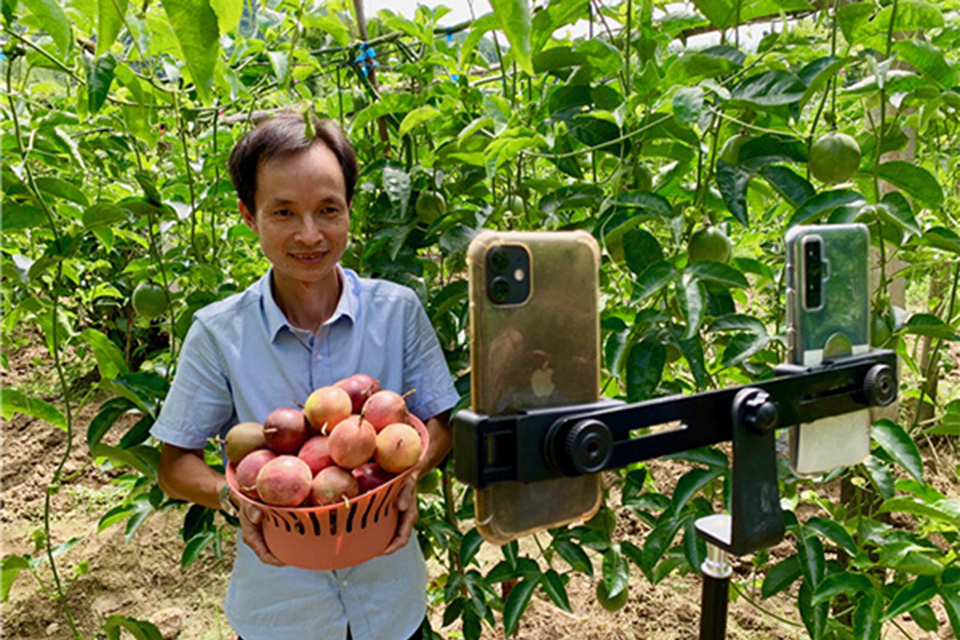 Công nghệ thông tin, internet giúp nông dân kết nối với khách hàng một cách dễ dàng để tiêu thụ nông sản. Ảnh: Hà Thanh