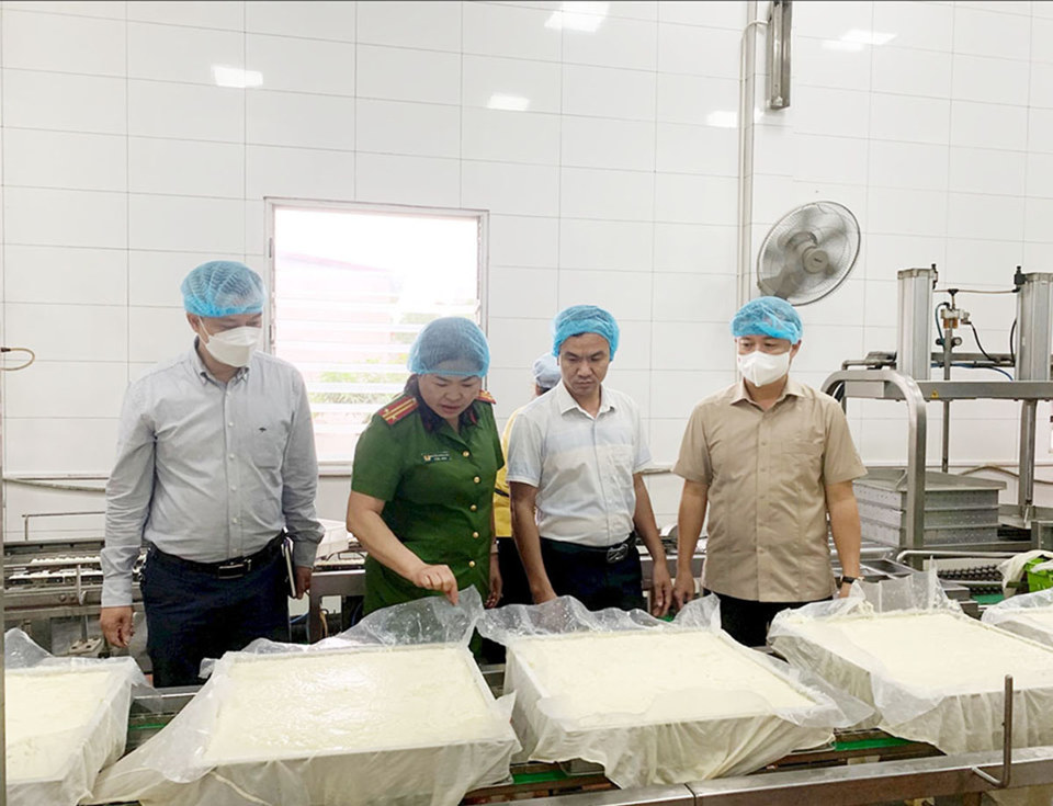 Đoàn kiểm tra liên ngành về an toàn vệ sinh thực phẩm của Hà Nội kiểm tra một cơ sở sản xuất đậu phụ tại huyện Mê Linh. Ảnh: Thanh Bình