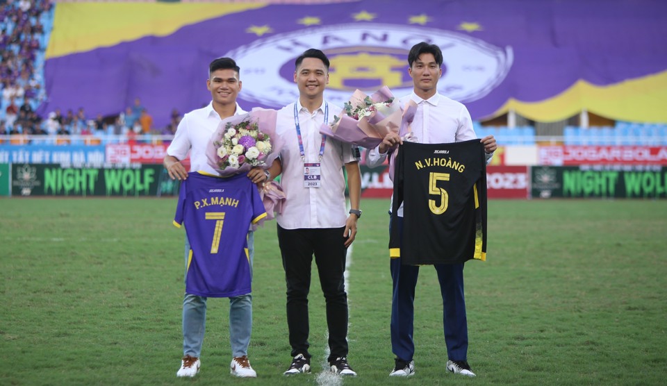 Xu&acirc;n Mạnh v&agrave; Văn Ho&agrave;ng ra mắt H&agrave; Nội FC