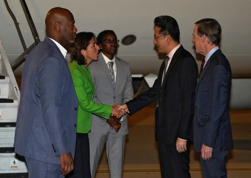 Bộ trưởng Thương mại Mỹ - b&agrave; Gina Raimondo &nbsp;bắt tay quan chức Bộ Thương mại Trung Quốc Lin Feng tại s&acirc;n bay quốc tế Bắc Kinh v&agrave;o đ&ecirc;m 27/8. Ảnh: Reuters