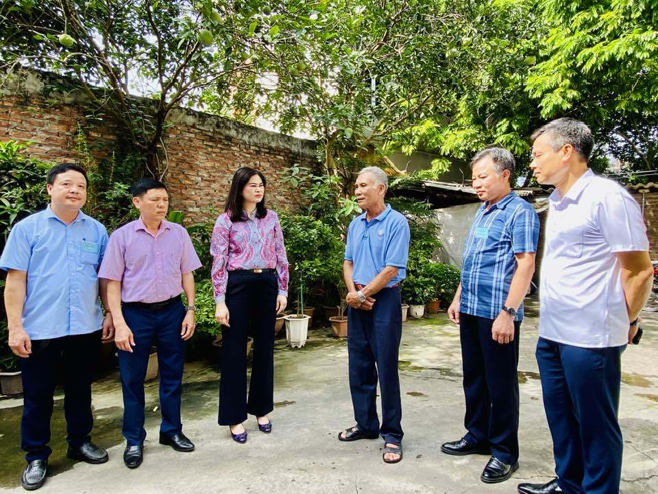 Chủ tịch UBND huyện Gia Lâm Đặng Thị Huyền trò chuyện với cử tri xã Trung Mầu. Ảnh: Hoàng Quyết