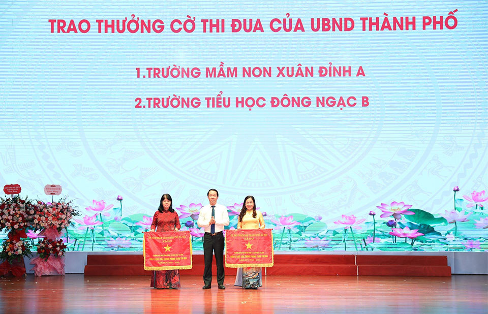 2 tập thể nhận cờ thi đua xuất sắc