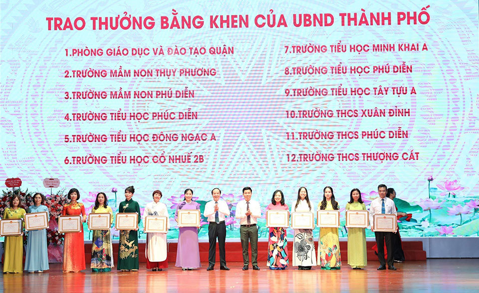 12 t&acirc;̣p th&ecirc;̉ nhận Bằng khen của TP.