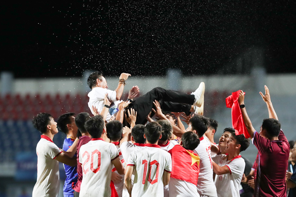 HLV Hoàng Anh Tuấn cùng học trò ăn mừng với chức vô địch.