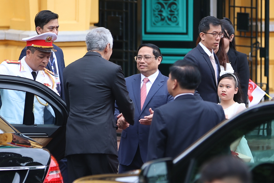 Thủ tướng Phạm Minh Ch&iacute;nh đ&oacute;n Thủ tướng Singapore L&yacute; Hiển Long tại xe - Ảnh: VGP/Nhật Bắc &nbsp;