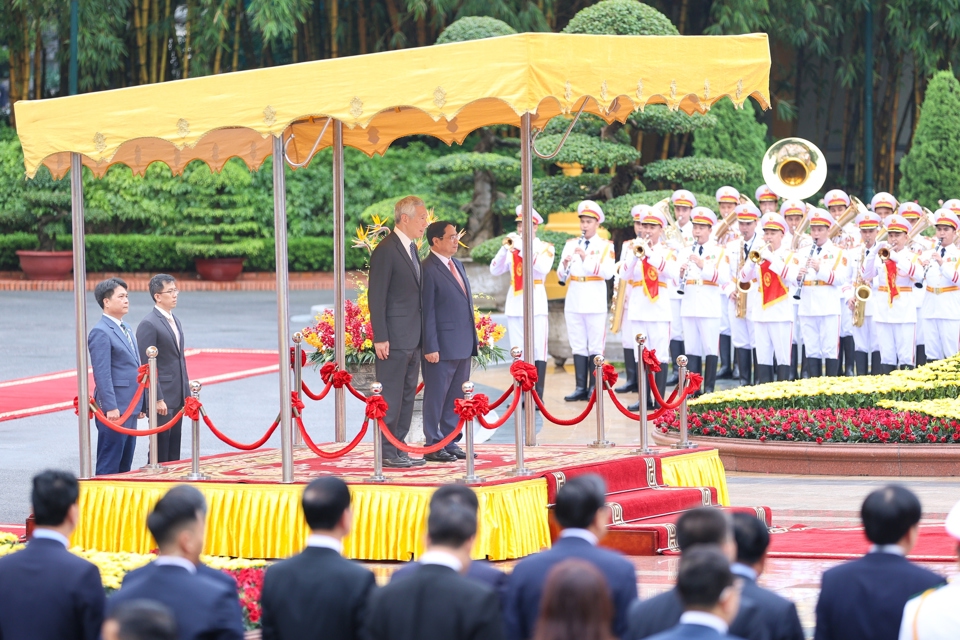 Thủ tướng Phạm Minh Ch&iacute;nh chủ tr&igrave; lễ đ&oacute;n trọng thể Thủ tướng Singapore L&yacute; Hiển Long - Ảnh: VGP/Nhật Bắc &nbsp;