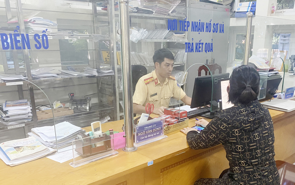 Người dân làm thủ tục đăng ký xe tại Đội CSGT, Công an huyện Mê Linh. Ảnh: Phạm Hùng