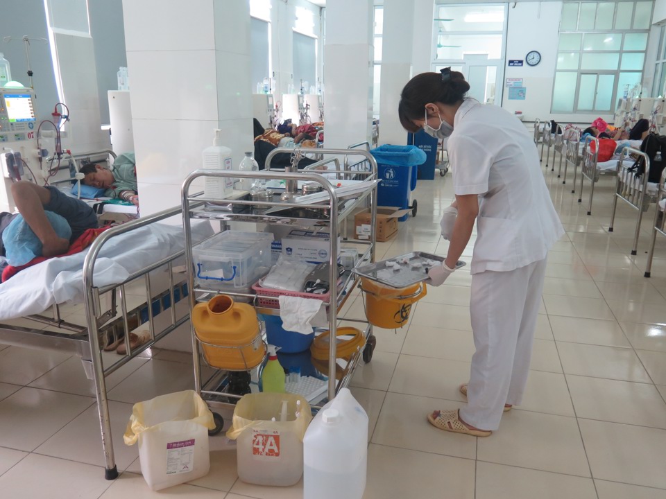 Nguồn rác thải nhựa tại các cơ sở y tế là rất lớn. Trong ảnh: Nhân viên y tế Bệnh viện Đa khoa Hà Đông, Hà Nội chuẩn bị thuốc điều trị cho bệnh nhân. Ảnh: Phạm Hùng