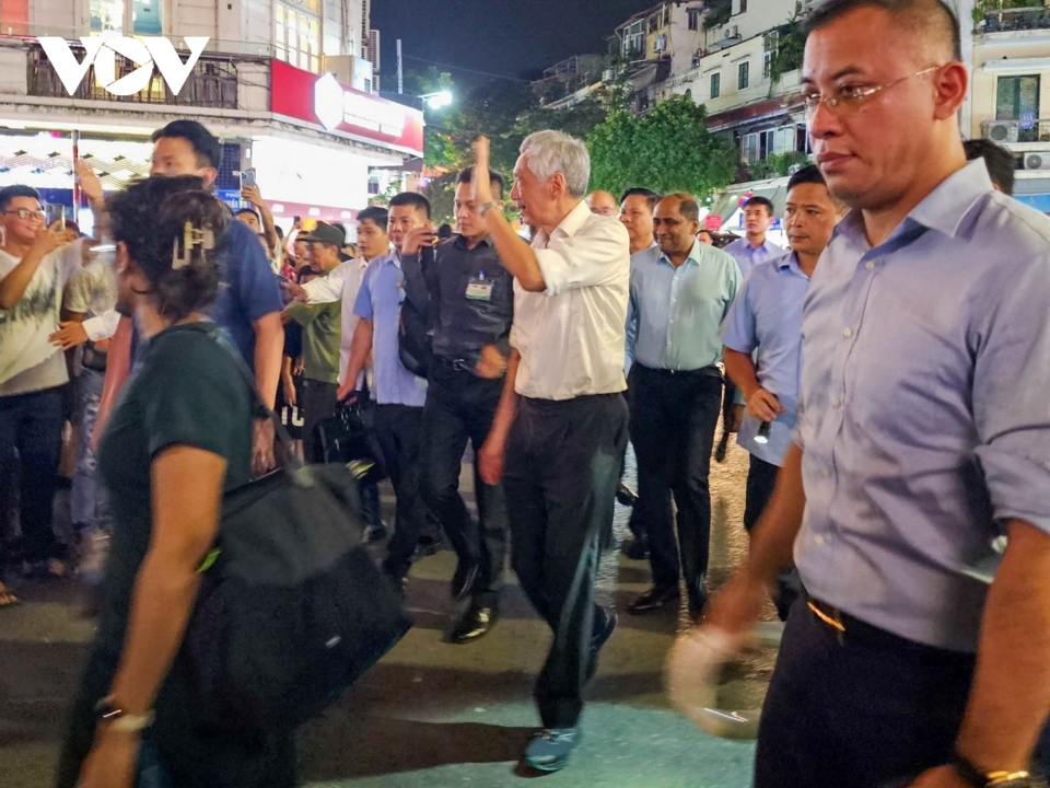Thủ tướng Singapore Lý Hiển Long dạo phố đi bộ Hồ Gươm, thăm đền Ngọc Sơn - Ảnh 1