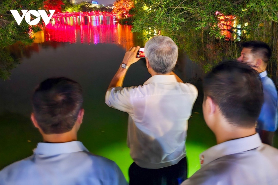 Thủ tướng Singapore Lý Hiển Long dạo phố đi bộ Hồ Gươm, thăm đền Ngọc Sơn - Ảnh 3