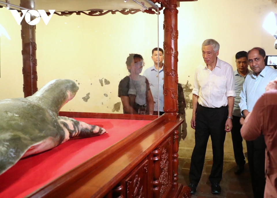 Thủ tướng Singapore Lý Hiển Long dạo phố đi bộ Hồ Gươm, thăm đền Ngọc Sơn - Ảnh 4