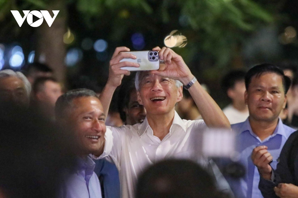 Thủ tướng Singapore Lý Hiển Long dạo phố đi bộ Hồ Gươm, thăm đền Ngọc Sơn - Ảnh 2