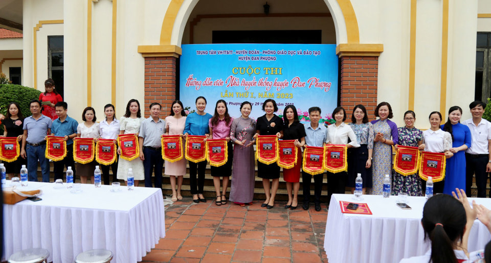 Ph&oacute; Chủ tịch UBND huyện Đan Phượng Đ&agrave;o Thị Hồng trao cờ lưu niệm cho c&aacute;c đơn vị tham gia cuộc thi.