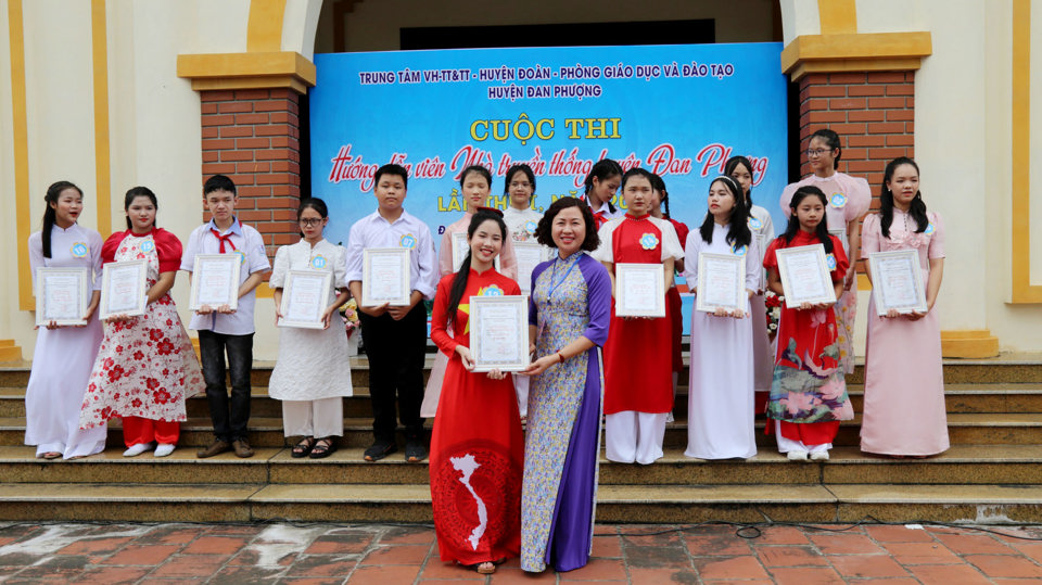 Gi&aacute;m đốc Trung t&acirc;m Văn h&oacute;a, Th&ocirc;ng tin v&agrave; Thể thao huyện Đan Phượng B&ugrave;i Thị Quy&ecirc;n trao giải Nhất cho th&iacute; sinh Nguyễn Thị Minh Ngọc &ndash; Trường THCS Đan Phượng.