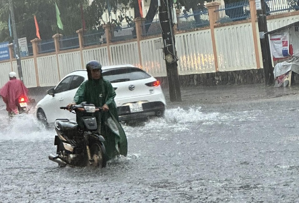 Đường ngập s&acirc;u l&agrave;m xe bị chết m&aacute;y.