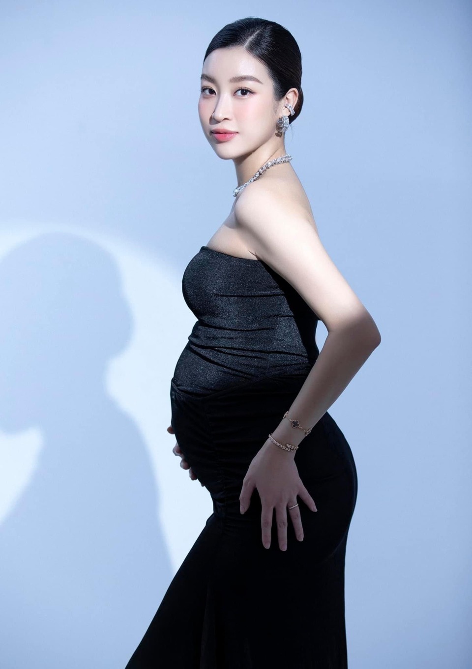 Hoa hậu Đỗ Mỹ Linh công khai ảnh mang bầu lần đầu - Ảnh 2