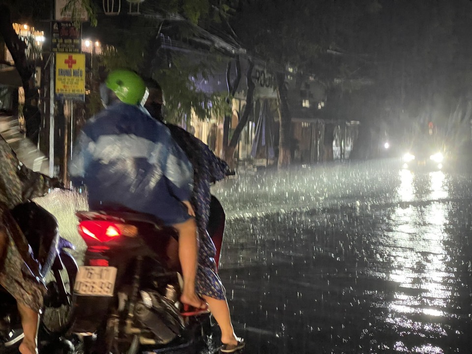 Người d&acirc;n băn khoăn khi đi qua khu vực giao giữa đường Trần Hưng Đạo v&agrave; Phan Bội Ch&acirc;u v&igrave; sợ chết m&aacute;y.