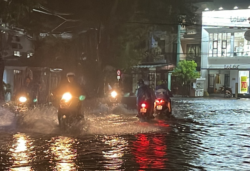 Cơ quan kh&iacute; tượng thủy văn dự b&aacute;o, trong những giờ tới, khu vực tỉnh Quảng Ng&atilde;i tiếp tục c&oacute; mưa vừa, mưa to. Tổng lượng mưa phổ biến từ 20mm- 40mm, c&oacute; nơi tr&ecirc;n 50mm. C&oacute; khả năng xảy ra ngập lụt tr&ecirc;n c&aacute;c tuyến đường thuộc c&aacute;c phường: Nghĩa Ch&aacute;nh, Ch&aacute;nh Lộ, Trần Hưng Đạo, Trần Ph&uacute;, Quảng Ph&uacute; thuộc tại TP Quảng v&agrave; tại một số x&atilde; thuộc huyện Nghĩa H&agrave;nh, Tư Nghĩa.