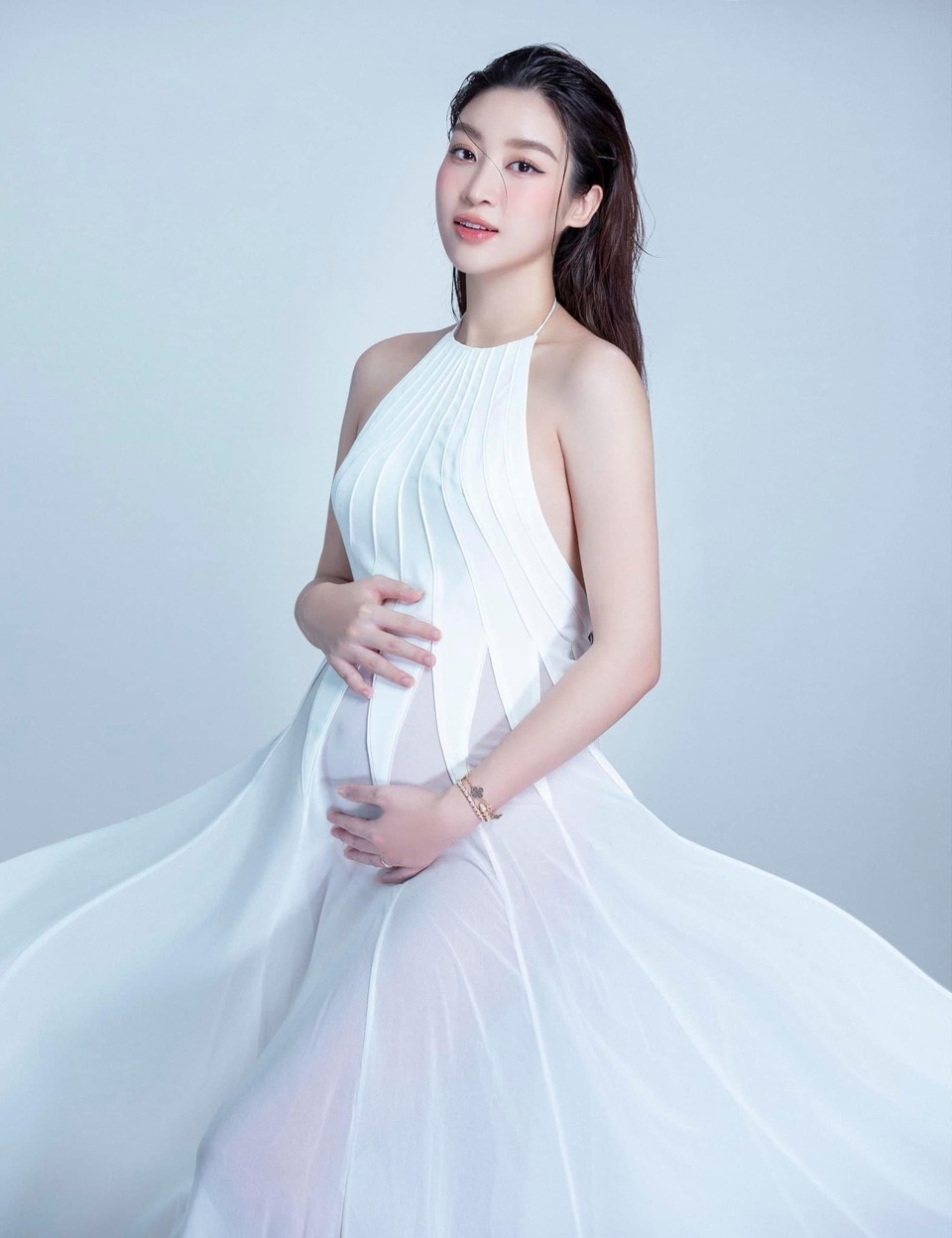 Hoa hậu Đỗ Mỹ Linh công khai ảnh mang bầu lần đầu - Ảnh 9