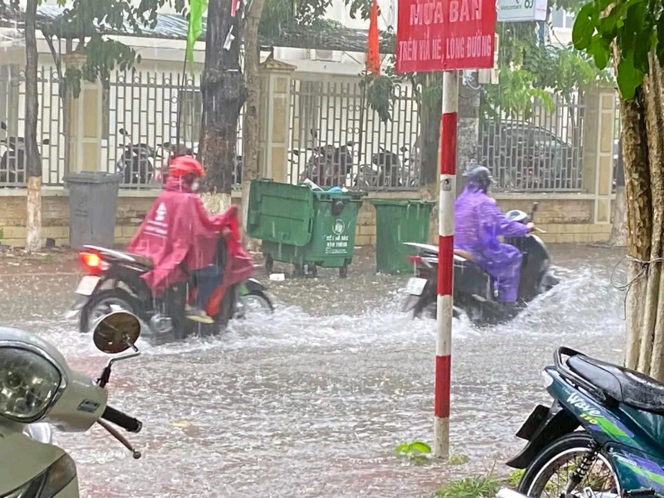 Tối 29/3, th&ocirc;ng tin từ Đ&agrave;i kh&iacute; tượng thủy văn Quảng Ng&atilde;i cho biết, trong 3 giờ qua, tr&ecirc;n địa b&agrave;n tỉnh c&oacute; nhiều khu vực xảy ra mưa r&agrave;o, c&oacute; nơi mưa to v&agrave; d&ocirc;ng với lượng phổ biến 15 - 40mm.&nbsp;