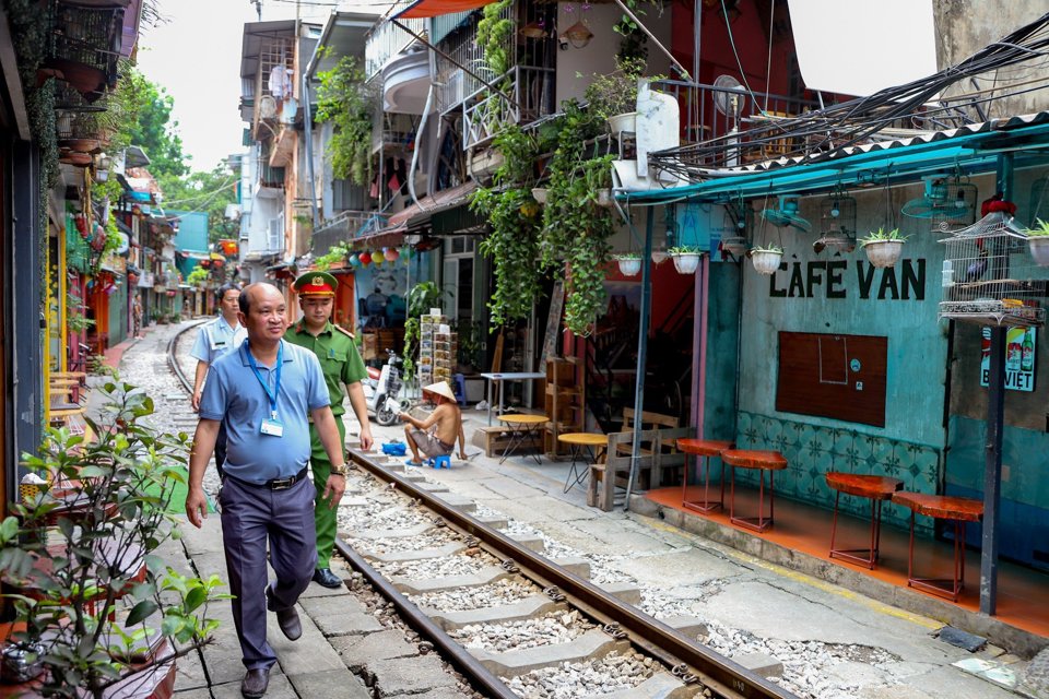 Thực hiện nghiêm quy định không đón khách tại "phố cà phê đường tàu" - Ảnh 1