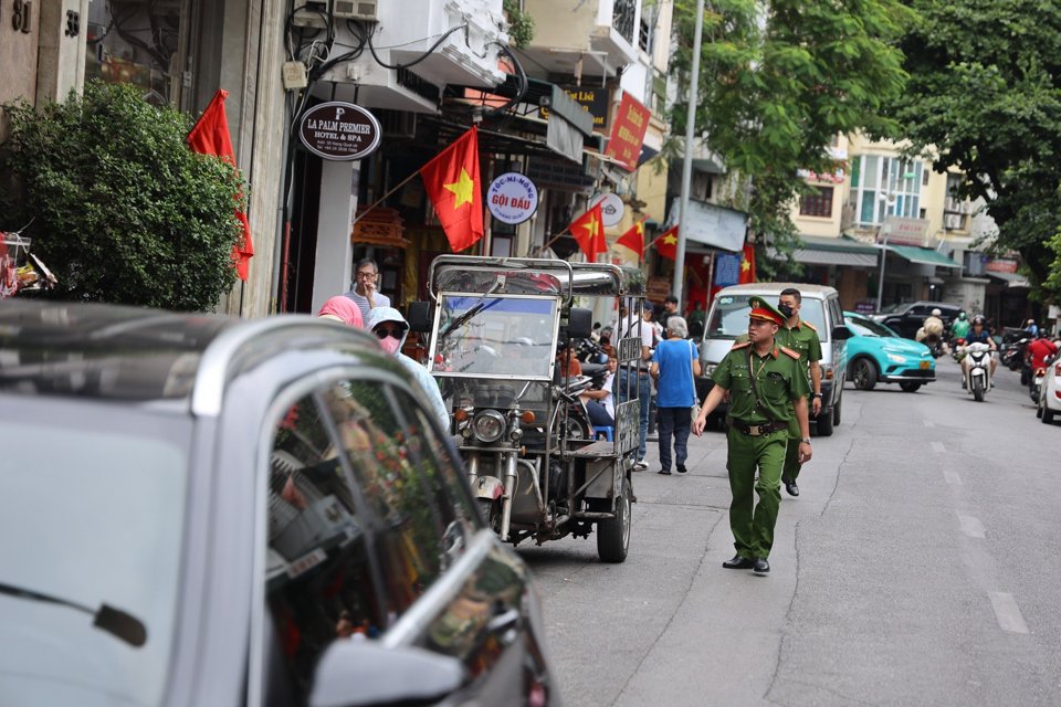 C&ocirc;ng an phường H&agrave;ng Gai tuần tra, nhắc nhở c&aacute;c phương tiện giao th&ocirc;ng dừng đỗ sai quy định&nbsp; bảo đảm an to&agrave;n giao th&ocirc;ng