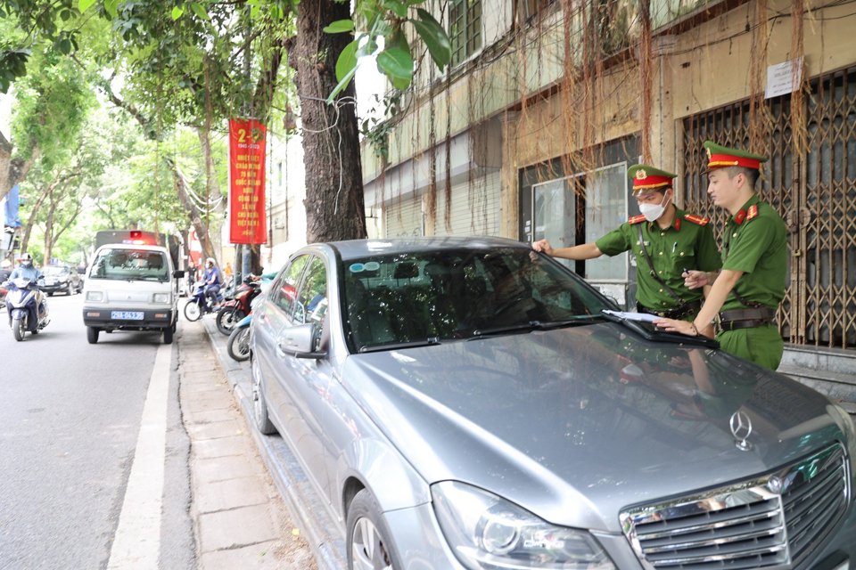 C&ocirc;ng an phường H&agrave;ng Trống xử phạt nhiều phương tiện giao th&ocirc;ng dừng đỗ sai quy định, lấn chiếm vỉa h&egrave;