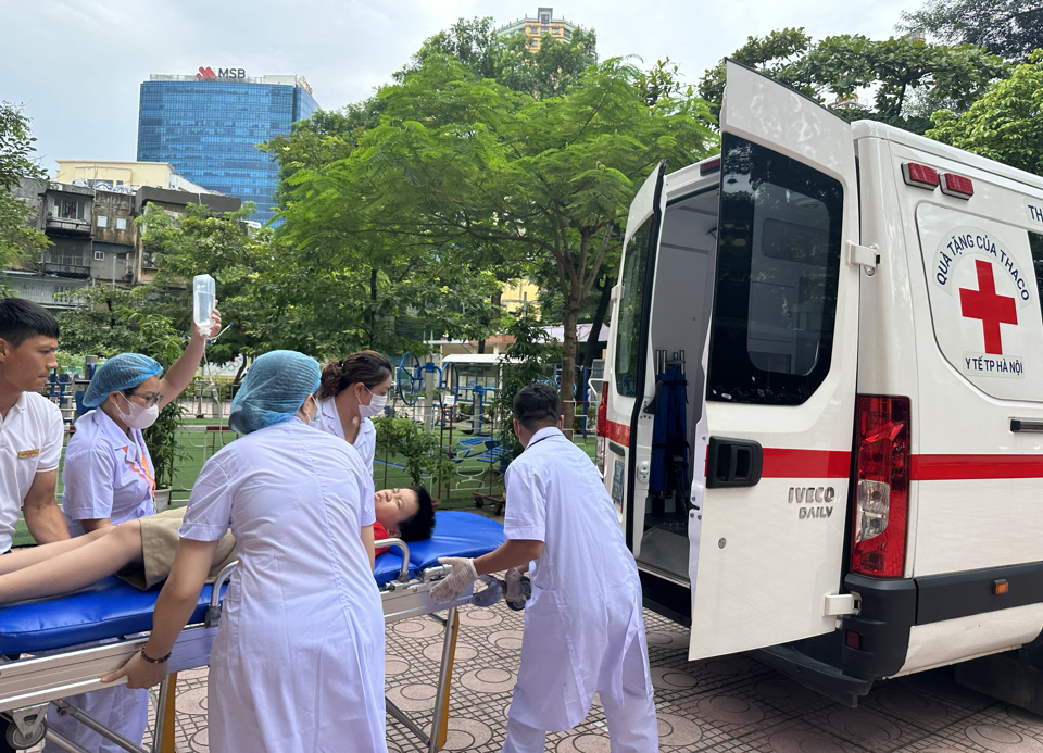 C&aacute;n bộ y tế nhanh ch&oacute;ng di chuyển c&aacute;c trường hợp học sinh bị ngộ độc nặng đến cơ sở y tế gần nhất.&nbsp;