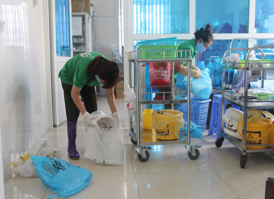 Nhân viên vệ sinh tại các bệnh viện thực hiện phân loại rác thải nhựa. Ảnh: Thu Ngọc