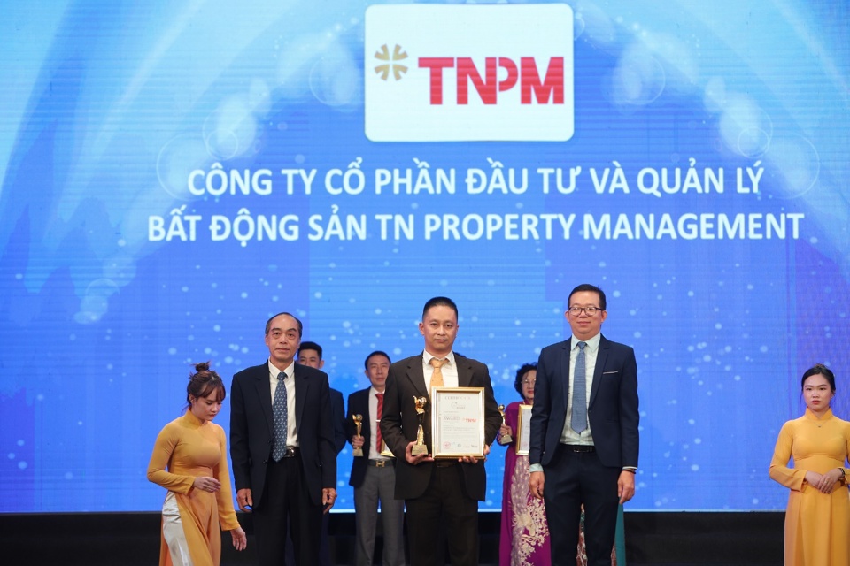 Đại diện C&ocirc;ng ty TNPM nhận giải thưởng từ ban tổ chức.