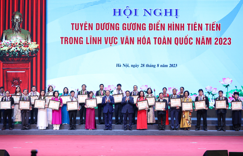 Thủ tướng Phạm Minh Chính trao khen thưởng cho các tập thể và cá nhân điển hình tiên tiến. Ảnh: Nhật Bắc