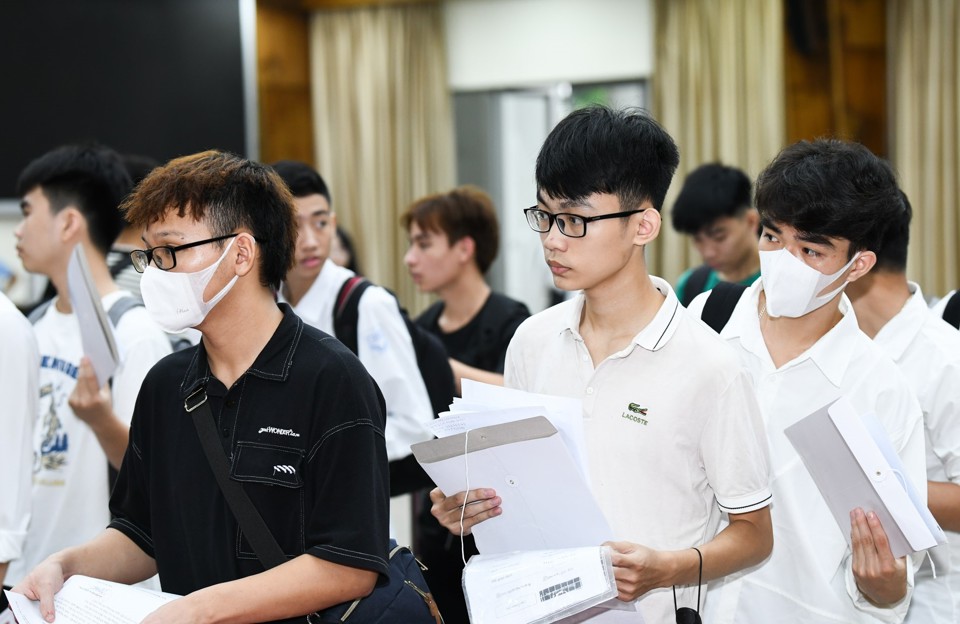 Tân sinh viên ĐH Bách khoa Hà Nội làm thủ tục nhập học (Ảnh: HUST)