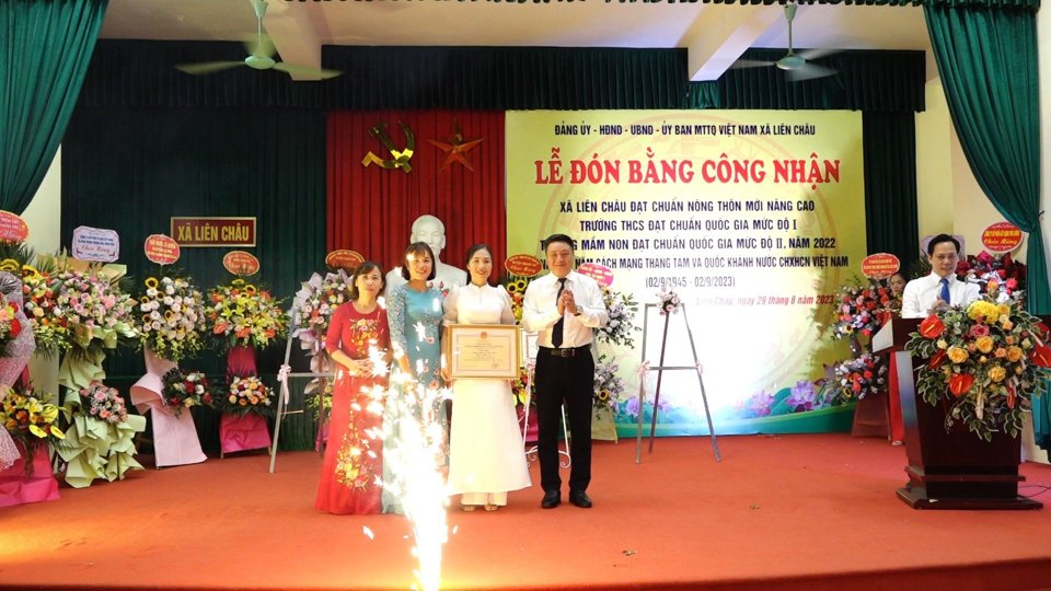 B&iacute; thư Huyện ủy Thanh Oai B&ugrave;i Ho&agrave;ng Phan trao danh hiệu Trường đạt chuẩn quốc gia mức độ II cho trường Mầm non Li&ecirc;n Ch&acirc;u