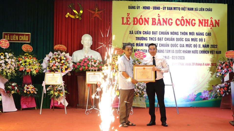 Chủ tịch UBND huyện Thanh Oai B&ugrave;i Văn S&aacute;ng trao danh hiệu Trường đạt chuẩn quốc gia mức độ I cho trường THCS Li&ecirc;n Ch&acirc;u