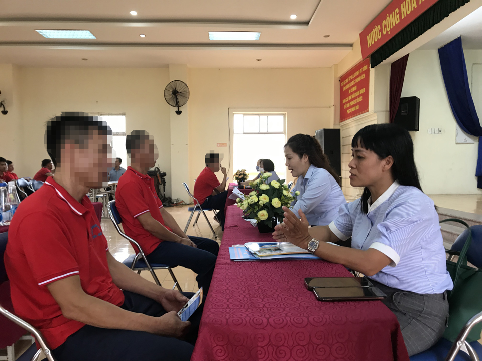Cán bộ Trung tâm Dịch vụ việc làm Hà Nội đang tư vấn hướng nghiệp, giới thiệu việc làm cho học viên Cơ sở cai nghiện ma túy số 5 Hà Nội. Ảnh: Trần Oanh