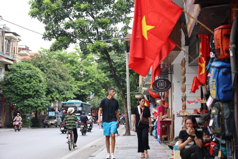 Vỉa h&egrave; phố H&agrave;ng Gai sạch đẹp, th&ocirc;ng tho&aacute;ng đ&oacute;n Quốc kh&aacute;nh