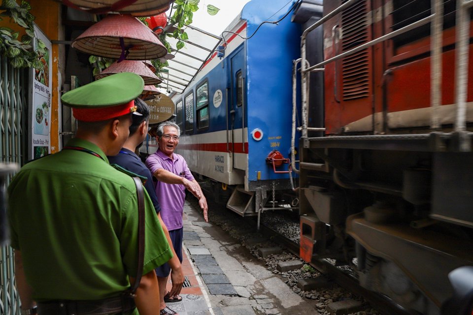 &Ocirc;ng Ho&agrave;ng Xu&acirc;n Tụy- chủ cơ sở kinh doanh tu&acirc;n thủ nghi&ecirc;m quy định nhưng &ocirc;ng mong muốn c&aacute;c đơn vị chức năng c&oacute; giải ph&aacute;p h&agrave;i h&ograve;a để c&aacute;c gia đ&igrave;nh c&oacute; thể kinh doanh, du kh&aacute;ch được an to&agrave;n