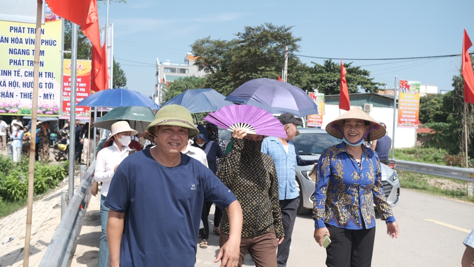 Người d&acirc;n x&atilde; Đức B&aacute;c, huyện S&ocirc;ng L&ocirc;, tỉnh Vĩnh Ph&uacute;c vui mừng chứng kiến thời khắc kh&aacute;nh th&agrave;nh cầu Vĩnh Ph&uacute;. Ảnh Sỹ H&agrave;o.&nbsp;