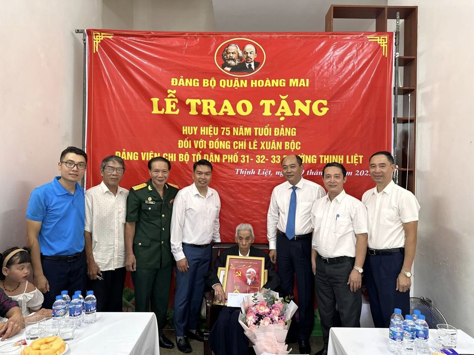 Trưởng ban Tuy&ecirc;n gi&aacute;o&nbsp;Quận ủy&nbsp;Ho&agrave;ng Mai&nbsp;Nguyễn Tuấn Anh trạo Huy hiệu đảng tại Đảng bộ phường Thịnh Liệt. Ảnh HM.