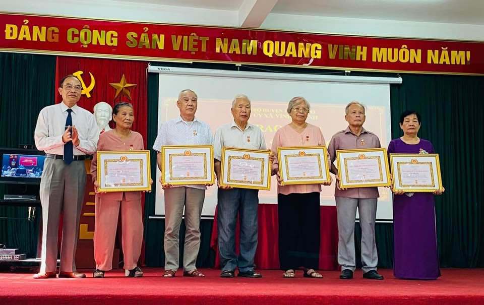 Huyện Thanh Trì trao Huy hiệu Đảng cho 228 đảng viên lão thành dịp 2/9 - Ảnh 3