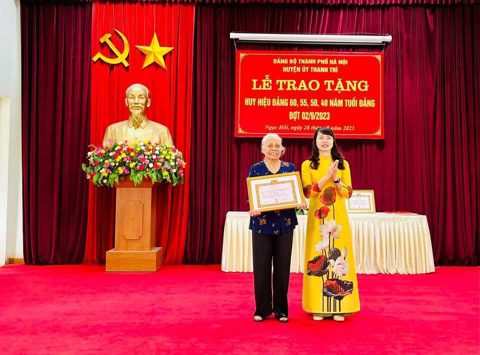 Huyện Thanh Trì trao Huy hiệu Đảng cho 228 đảng viên lão thành dịp 2/9 - Ảnh 1