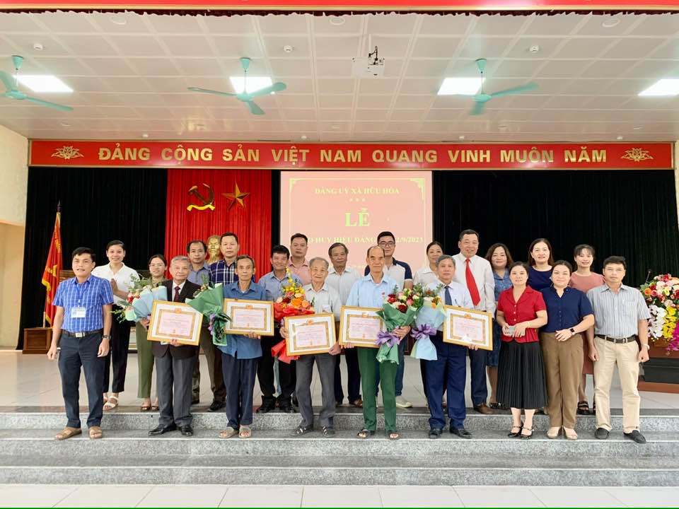 Huyện Thanh Trì trao Huy hiệu Đảng cho 228 đảng viên lão thành dịp 2/9 - Ảnh 2