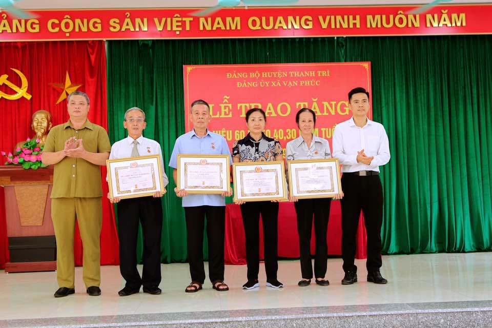 Huyện Thanh Trì trao Huy hiệu Đảng cho 228 đảng viên lão thành dịp 2/9 - Ảnh 4