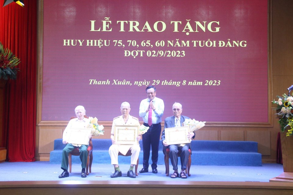 Chủ tịch UBND TP Hà Nội Trần Sỹ Thanh trao Huy hiệu Đảng cho các đảng viên lão thành quận Thanh Xuân. Ảnh: Hồng Thái