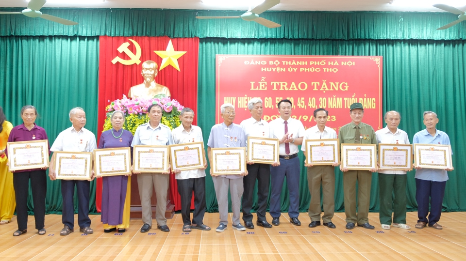 Đợt 2/9, Đảng bộ huyện Ph&uacute;c Thọ c&oacute; tổng số 180 đảng vi&ecirc;n được trao tặng Huy hiệu Đảng.
