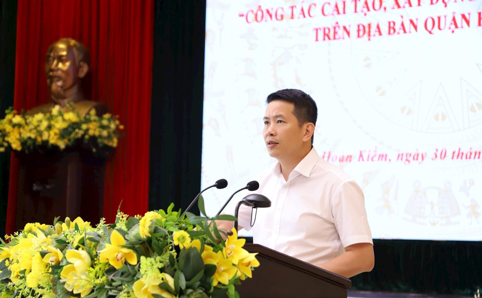 Ph&oacute; B&iacute; thư Quận ủy, Chủ tịch UBND quận Ho&agrave;n Kiếm Phạm Tuấn Long ph&aacute;t biểu tại hội nghị.