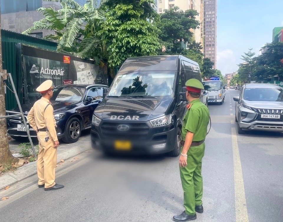 Lực lượng chức năng tiến h&agrave;nh kiểm tra phương tiện tham gia giao th&ocirc;ng &nbsp;