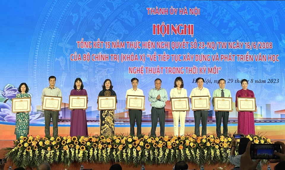 Phó Bí thư Thành ủy Nguyễn Văn Phong trao Bằng khen cho các tập thể có thành tích. Ảnh: Trần Long